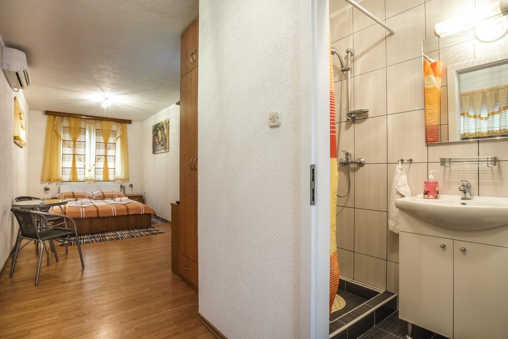 Apartment And Rooms Aracic Korenica Exterior foto