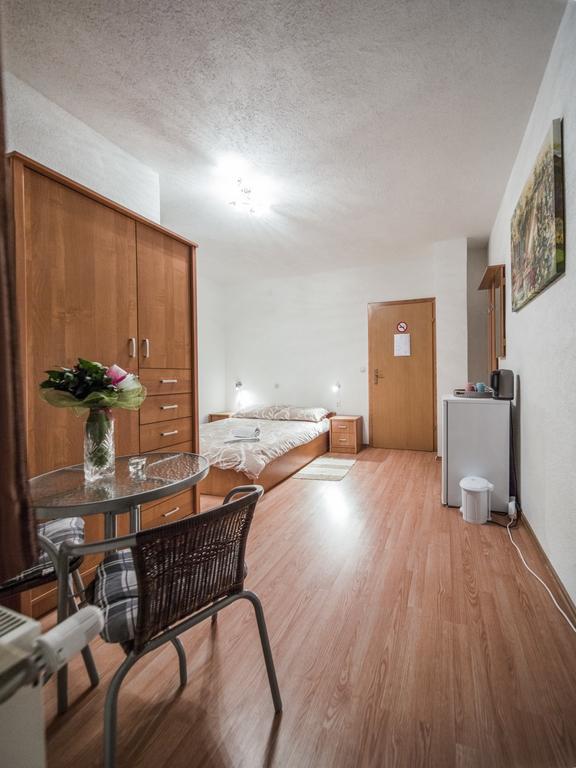 Apartment And Rooms Aracic Korenica Quarto foto