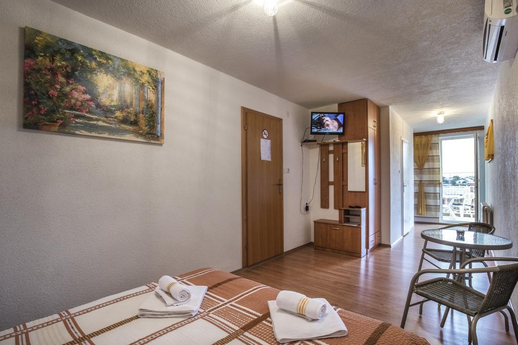 Apartment And Rooms Aracic Korenica Quarto foto