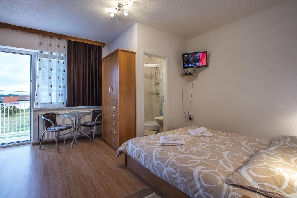 Apartment And Rooms Aracic Korenica Quarto foto