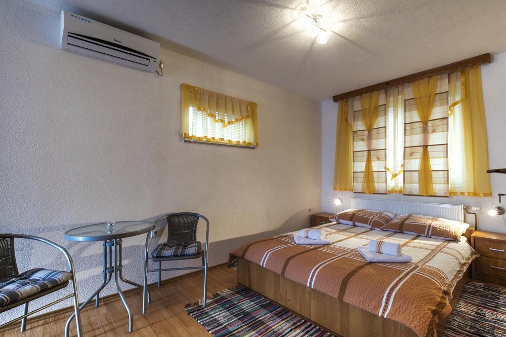 Apartment And Rooms Aracic Korenica Exterior foto
