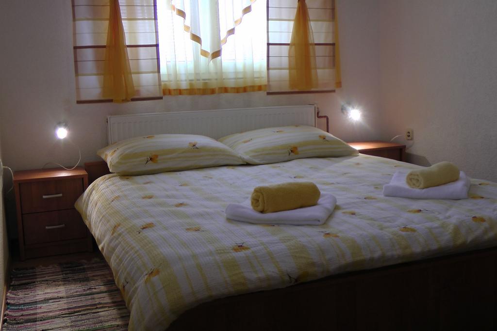 Apartment And Rooms Aracic Korenica Quarto foto