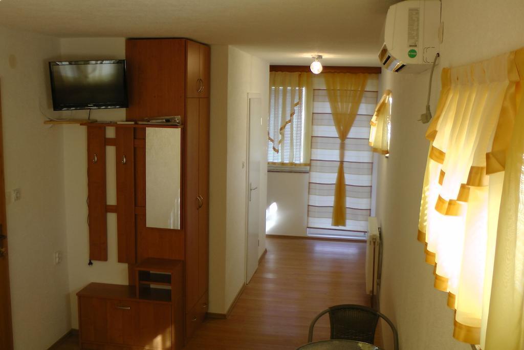 Apartment And Rooms Aracic Korenica Quarto foto